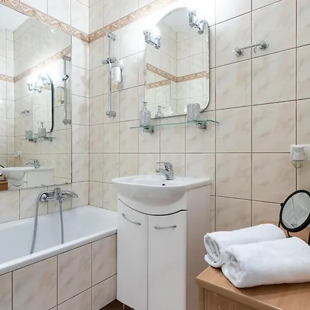 Golden - 10 People - Center -nowy Swiat Varsovie